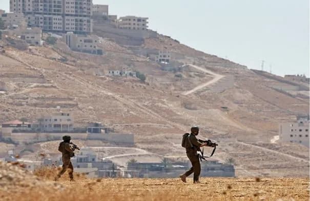 مستوطنون يتمركزون قرب منازل فلسطينية في قصرة رغم عملية الإخلاء