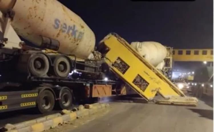 حادث على طريق جابر الدولي: سقوط جزء من جسر مشاه على مركبة