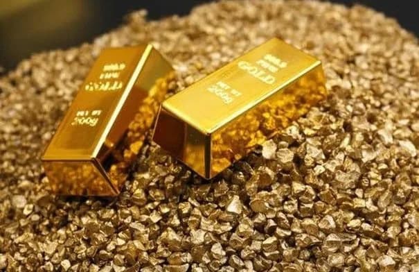 الذهب يواصل الصعود عالمياً مع تراجع الدولار وترقب التوترات في الشرق الأوسط