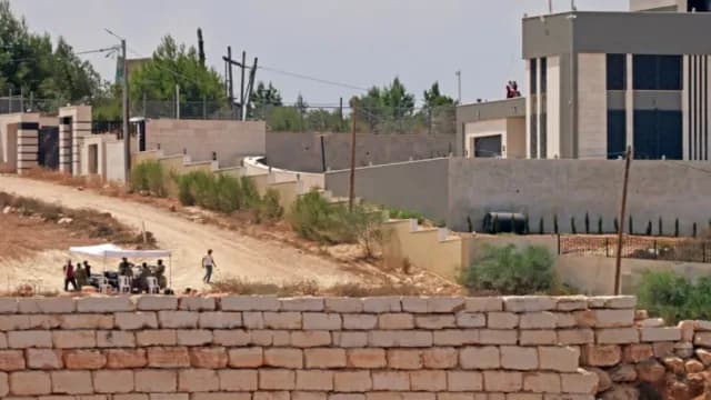 مستوطنون يواصلون حصار منازل في قصرة جنوب نابلس لليوم الحادي عشر