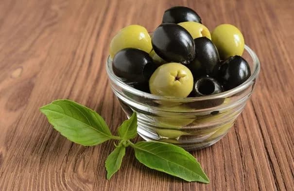 رغم فوائده.. احذر الإفراط في تناول هذا النوع من الزيتون
