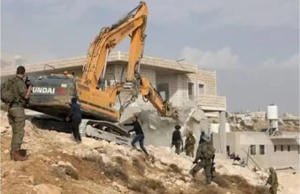 الاحتلال يهدم منازل ومنشآت بالضفة ومستوطنون يحرقون منزلاً في الخليل
