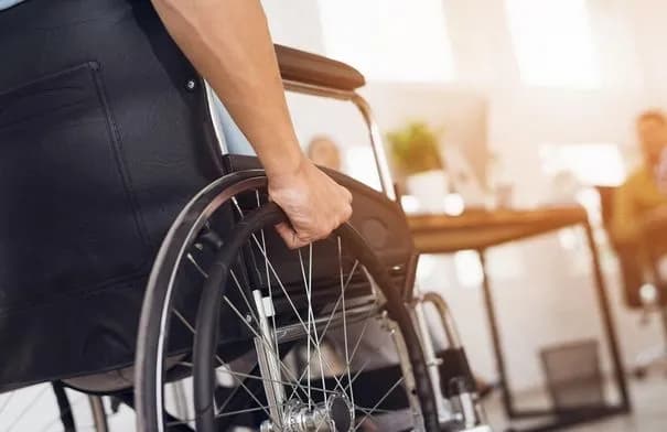 الأمير مرعد يبحث مع مسؤولين أسباب تعثر تطبيق كودة البناء لذوي الإعاقة