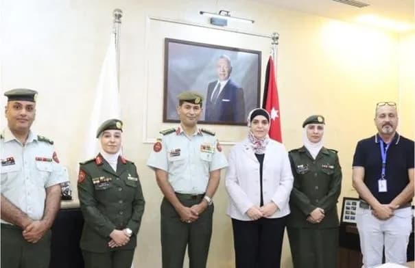 وفد المختبرات العسكرية يزور مؤسسة الغذاء والدواء لتعزيز التعاون