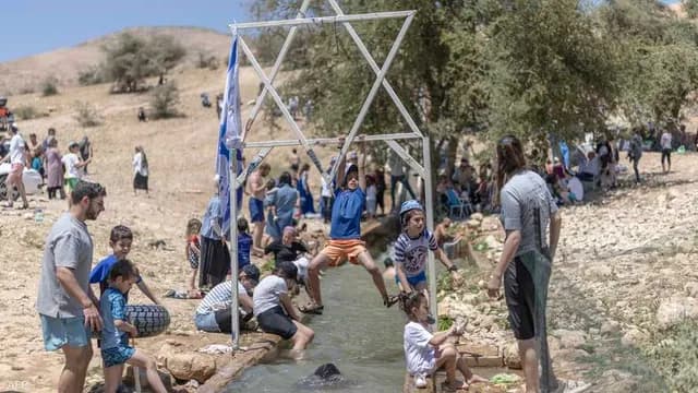مستوطنون يحوّلون ينابيع الضفة الغربية إلى برك سباحة ويقطعون المياه عن المزارعين
