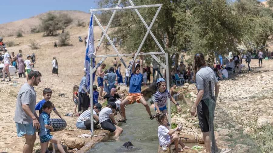 مستوطنون يحوّلون ينابيع الضفة الغربية إلى برك سباحة ويقطعون المياه عن المزارعين