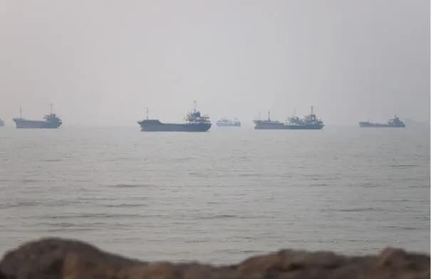حركة الملاحة في مضيق هرمز تنخفض إلى 6 سفن مع تلاشي آمال الاتفاق