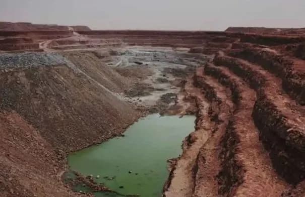 نزاع ثلاثي حول 300 طن من اليورانيوم المحتجز في النيجر