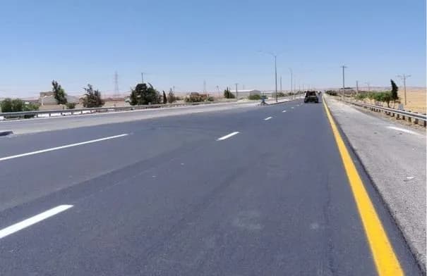 أشغال الزرقاء تنجز صيانة شاملة للطرق وتنفيذ عبارات صندوقية وحمايات جانبية