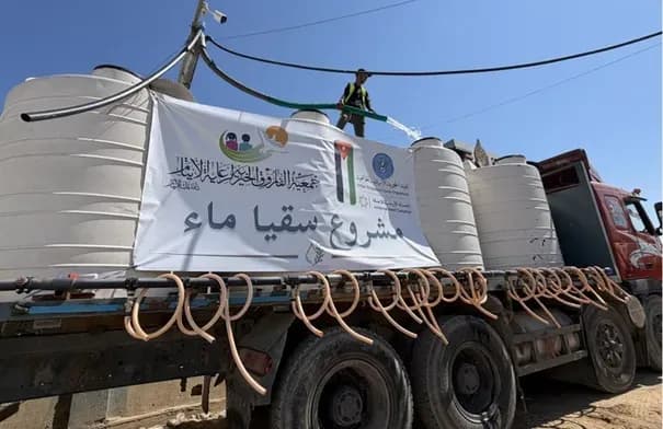 الهيئة الخيرية الهاشمية تواصل توزيع مياه الشرب في مواصي خان يونس