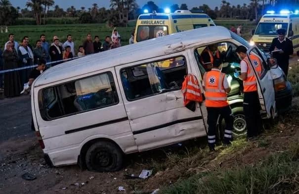 مصر: 9 قتلى و8 مصابين في تصادم حافلتين بطريق رأس الحكمة