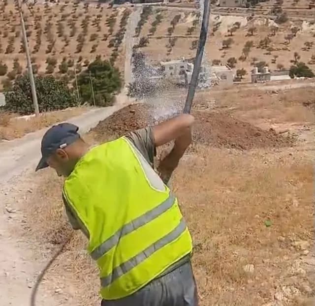 فصل خط مائي غير قانوني يغذي 15 منزلاً في بيرين