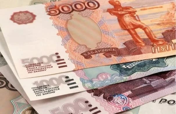 المركزي الروسي يرفع سعر الروبل أمام الدولار واليوان