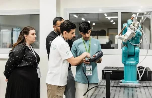 الأردن يحصد المركز الثالث عالميًا في مسابقة الروبوتات الصناعية بروسيا