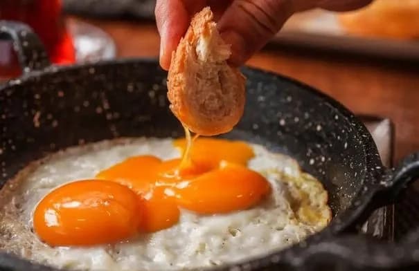 تناول البيض ليلًا: متى يصبح غير مناسب لصحتك؟