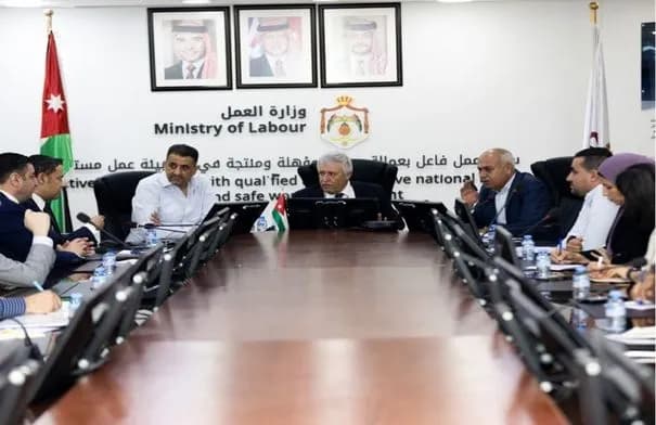 القطامين يبحث مطالب قطاع الألبسة والمحيكات في إربد والزرقاء والمفرق