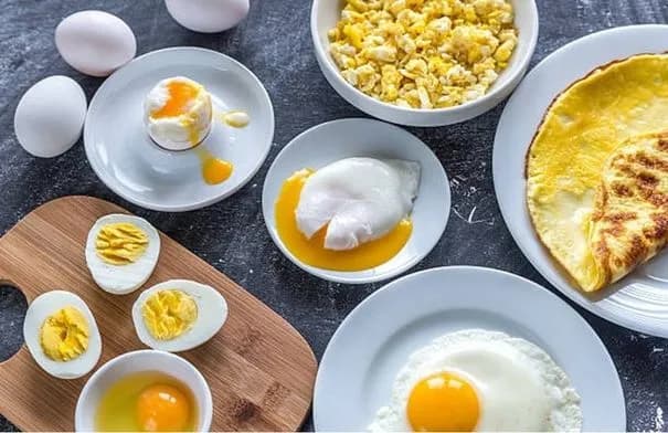 البيض المسلوق أم المخفوق؟.. أيهما أفضل لصحة الفطور؟
