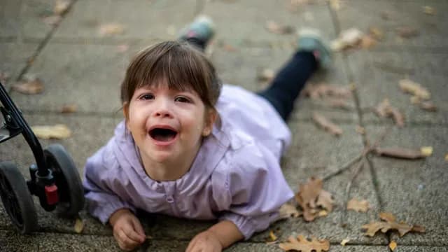 لماذا يلتصق طفلك بك؟ أسباب التعلق المفرط وطرق التعامل معه