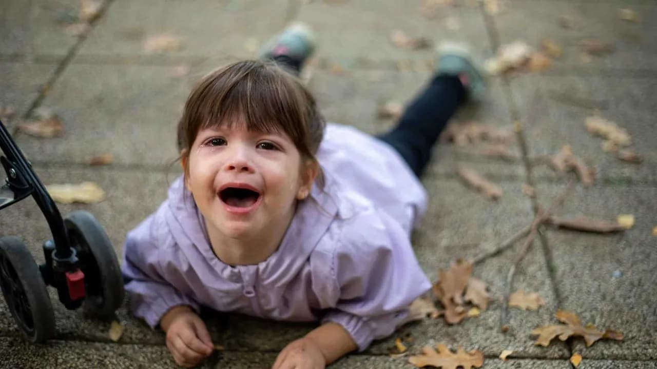 لماذا يلتصق طفلك بك؟ أسباب التعلق المفرط وطرق التعامل معه