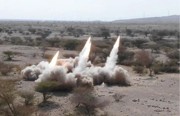 الحوثيون يستأنفون استهداف ميناء المخا اليمني بصواريخ ومسيرات