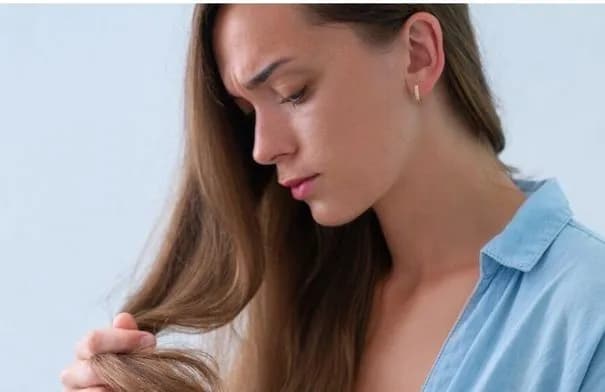 دراسة: الملل والإرهاق يحفزان هوس نتف الشعر أكثر من القلق