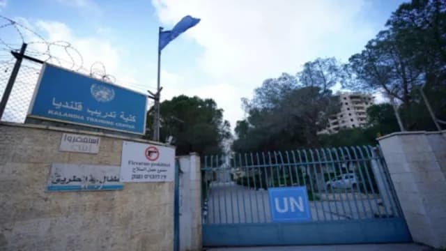 الاحتلال يخلو معهد قلنديا التابع للأونروا ويرفع علمه في ساحته