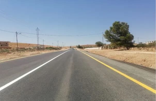 إنجاز أعمال توسعة وتأهيل طريق حيان – إيدون في المفرق