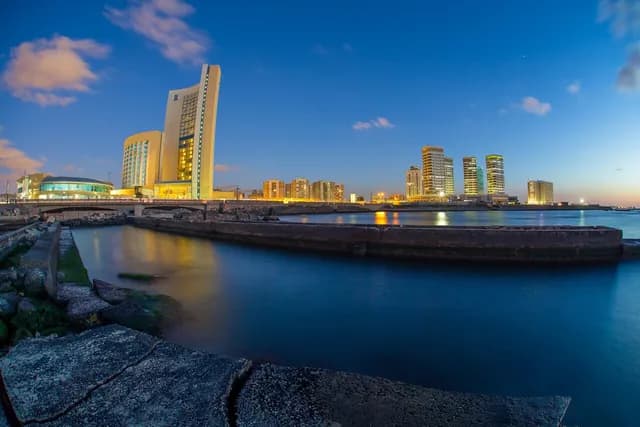 مسيّرات تستهدف أكبر مصفاة نفط في ليبيا وتحذير من إغلاق وشيك