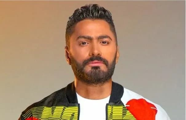 تامر حسني يعود للغناء بعد وفاة والده في حفل مؤثر بالساحل الشمالي