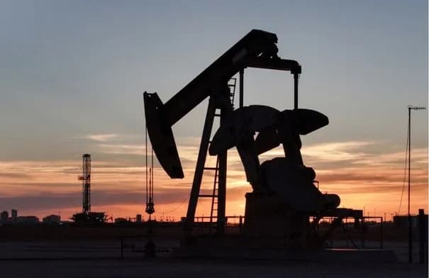 النفط يهبط 2% مع آمال إعادة فتح هرمز