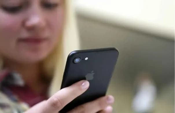 أبل تتيح تخصيص خلفيات المحادثات في تطبيق الرسائل مع iOS 26