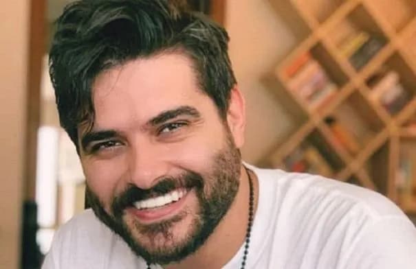 ناصيف زيتون يرحب بالسفير الأسترالي في حفله بلبنان ويمازحه حول الفيزا والزواج