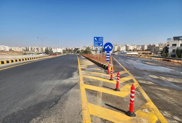 الأشغال تفتح حركات مرورية جديدة في تقاطع الأمير الحسين على طريق المطار