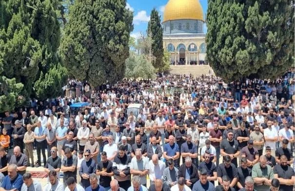 70 ألف مصل يؤدون صلاة الجمعة في الأقصى رغم القيود الإسرائيلية