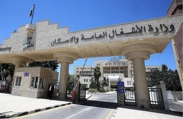 الأشغال تنفي مسؤوليتها عن توقف مدرسة الصالحية وتحمّل التربية التأخير