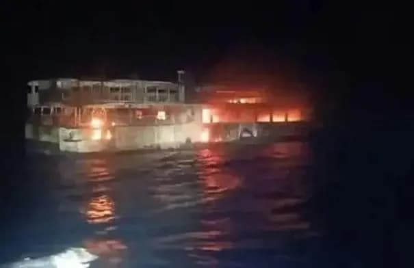 حريق في عبّارة غرب الفلبين يخلّف 5 قتلى و87 مفقودًا