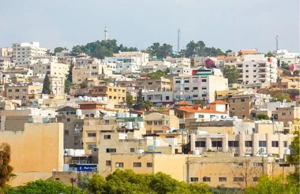 العيسوي يفتتح مدرسة ويتفقد مشاريع ملكية في جرش