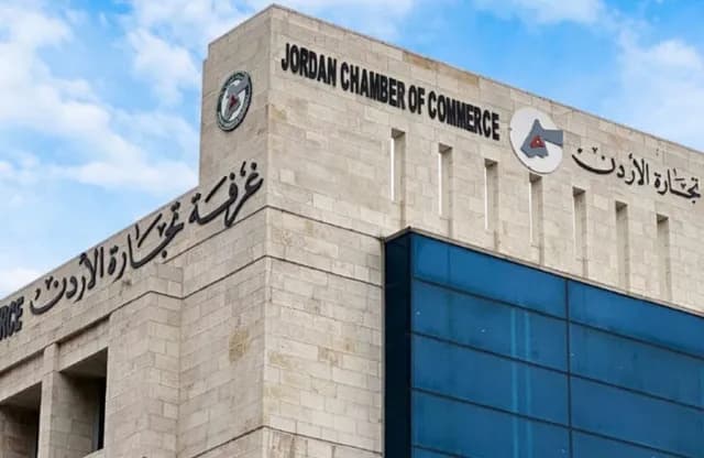 مصدر حكومي: حل مجالس إدارة غرف التجارة يتوافق مع القانون ويعزز حياد الانتخابات