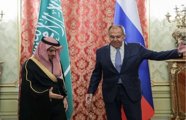 لافروف: موسكو مستعدة للمساعدة في تهدئة الشرق الأوسط