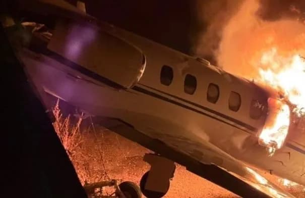 المغني البرازيلي ري فاكيرو ورفاقه ينجون من احتراق طائرتهم الخاصة بعد تجاوز المدرج