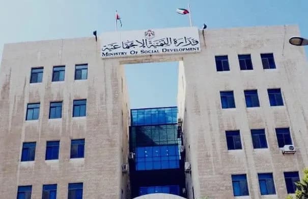ضبط متسولة في عمّان بحوزتها 3313 ديناراً و18 قيداً مسجلاً بحقها