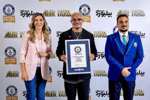 عمرو دياب يحصد لقب غينيس الثاني بعد 69 أسبوعاً في صدارة «بيلبورد عربية 100 فنان»
