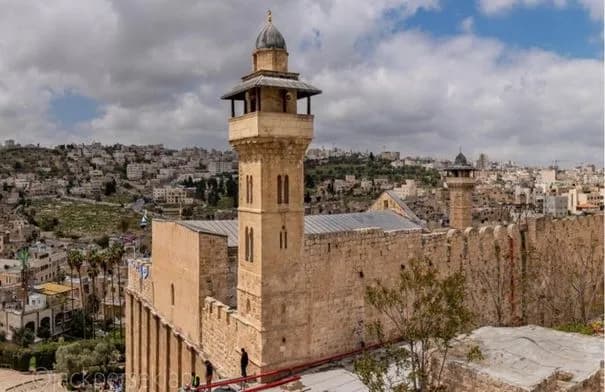 قوات الاحتلال تغلق الحرم الإبراهيمي أمام المصلين حتى الأربعاء