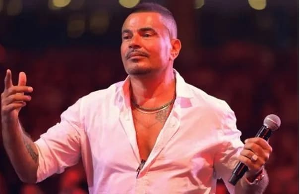 عمرو دياب يحيي حفلًا في العقبة بنظام الزي الأبيض وسط حضور واسع