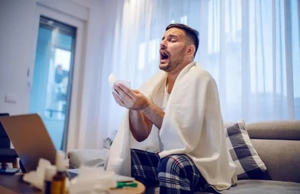 خبراء يفسرون أسباب ارتفاع صوت عطاس الرجال