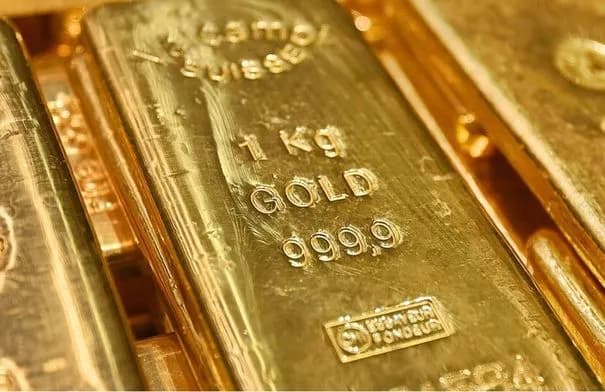 تراجع حاد في أسعار الذهب عالمياً بعد قرار الفيدرالي الأمريكي برفع الفائدة