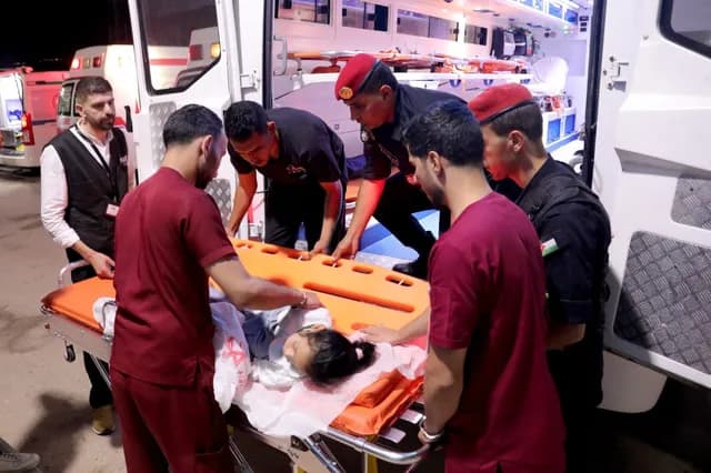 الأردن يجلي 51 طفلاً مريضاً و53 مرافقاً من غزة في الدفعة الـ33