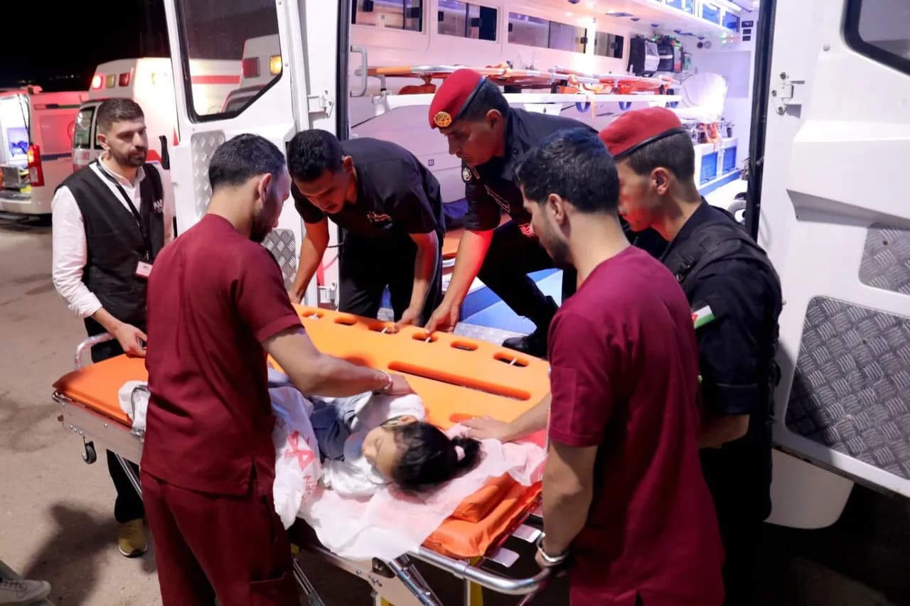 الأردن يجلي 51 طفلاً مريضاً و53 مرافقاً من غزة في الدفعة الـ33