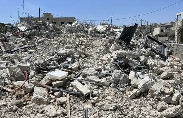 الاحتلال يهدم منزلاً بالقدس ويشن حملة مداهمات واعتقالات بالضفة