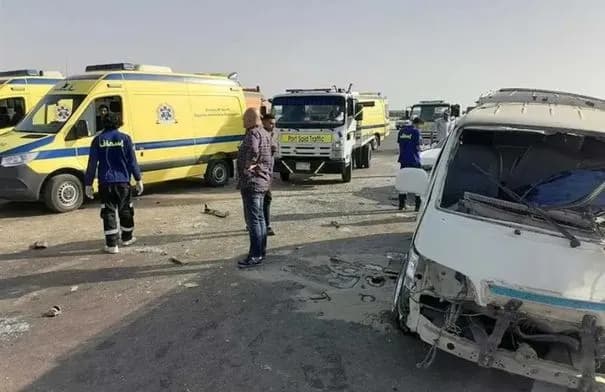 مصرع 4 أشخاص وإصابة آخرين في انقلاب ميكروباص يقل عمالًا على الطريق الأوسطي بمصر